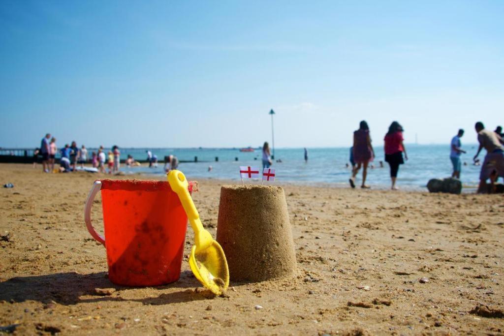 Marine Villa Hotel & Suites - Close To Beach, Train Station & Southend Airport エクステリア 写真