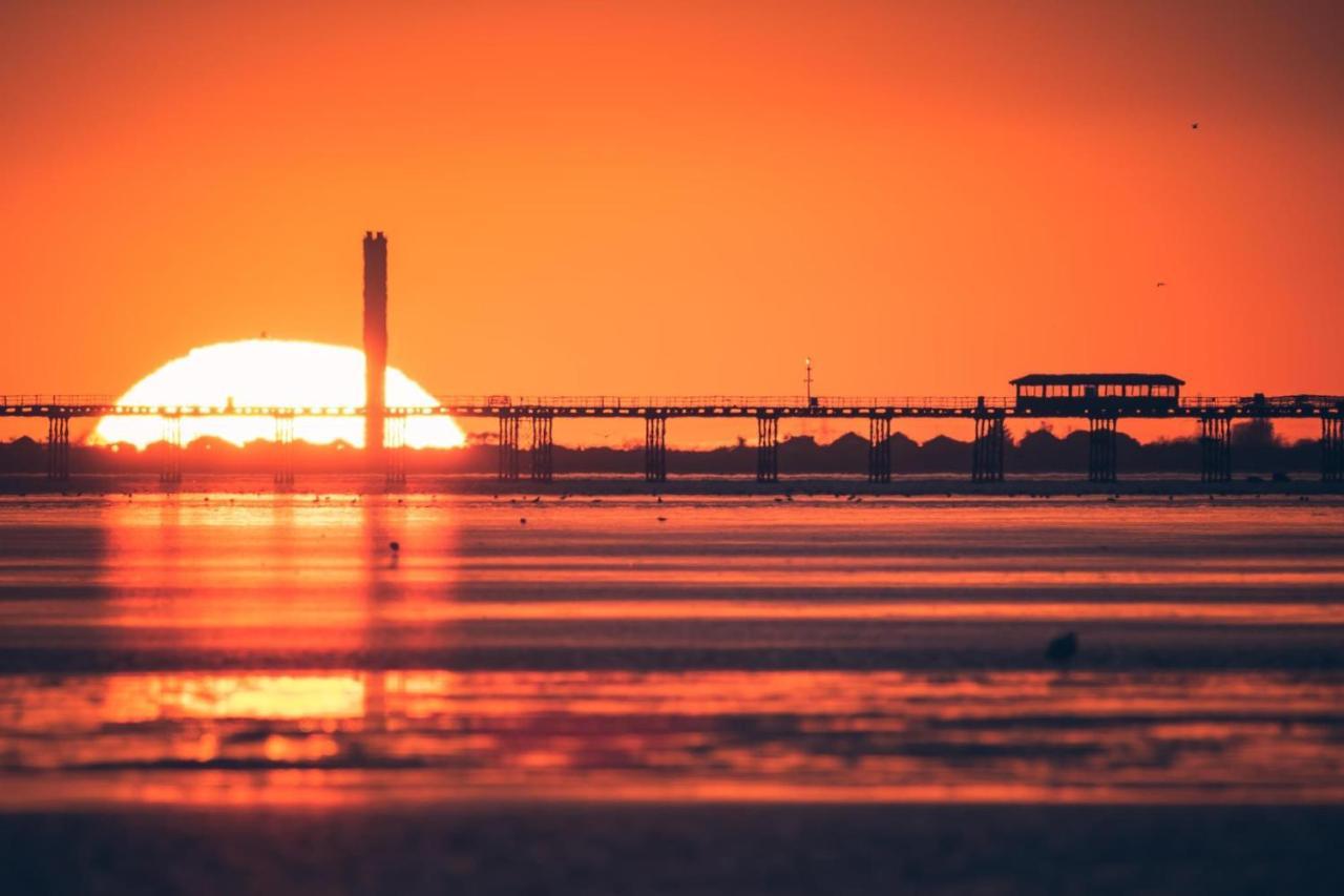 Marine Villa Hotel & Suites - Close To Beach, Train Station & Southend Airport エクステリア 写真