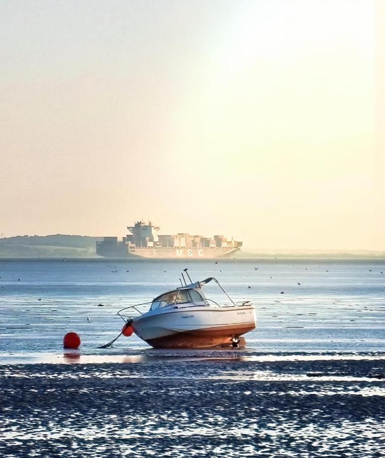 Marine Villa Hotel & Suites - Close To Beach, Train Station & Southend Airport エクステリア 写真