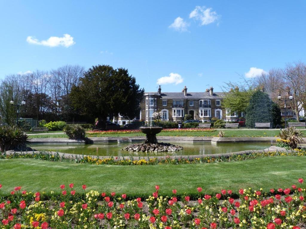 Marine Villa Hotel & Suites - Close To Beach, Train Station & Southend Airport エクステリア 写真